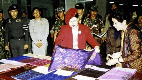 พระพันปีกับมูลนิธิศิลปาชีพฯ