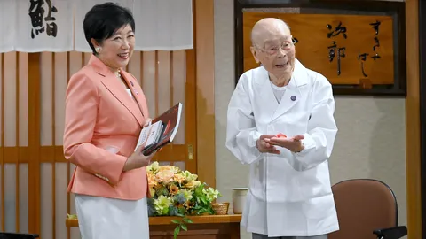 ปรมาจารย์ซูชิ "จิโร่ โอโนะ" ฉลองวัย 100 ปี เผยเคล็ดลับสุขภาพดีคือ "การทำงาน"