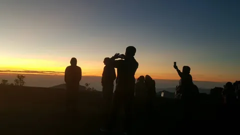 นักท่องเที่ยวฟิน เช้านี้ "ดอยอินทนนท์" อุณหภูมิลดฮวบ เหลือ 7 องศาฯ แสงแรกงดงาม