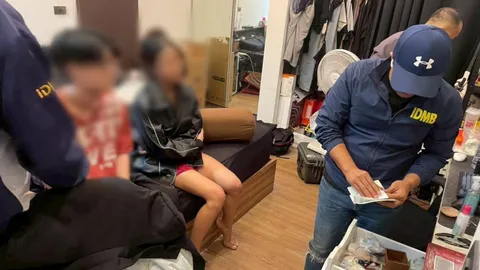 ตำรวจบุกรัง "เด็กเอ็น-บาร์โฮส" หัวจ่ายยาเสพติดรายสำคัญ พร้อมของกลางอื้อ