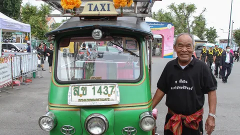 เปิดใจ ลุงผู้รับเหมา จิตอาสาขับรถตุ๊กตุ๊กรับ-ส่งฟรี ประชาชนร่วมลงนามถวายความอาลัย