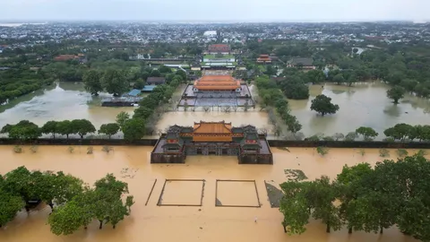 เมืองเว้ เมืองหลวงเก่าเวียดนามจมบาดาล ฝนตก 1 เมตรใน 24 ชม. ทุบสถิติสูงสุดในประวัติศาสตร์