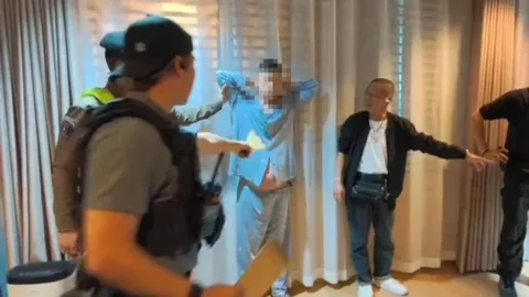 รวบ "หนุ่มจีน" ขบวนการฉ้อโกง หนีหมายแดงซุกบ้านเช่ากลางกรุง เสียหายกว่า 100 ล้านหยวน