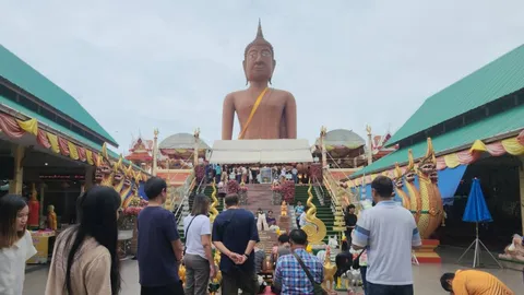 สาวมากราบขอพร "หลวงพ่อสมหวัง" แถมขอ "เลขเด็ดงวดนี้" ท้าวเวสสุวรรณ ไปลุ้นโชค