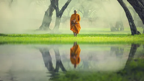 บทสวดมหาจักรพรรดิ หลวงปู่ดู่ สวด 9 จบ พร้อมคำแปล ช่วยเสริมอานิสงส์ชีวิต