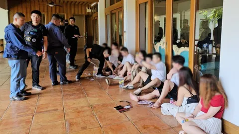 ตำรวจทลายรัง "แก๊งคอลเซ็นเตอร์" เช่าพูลวิลล่าหรู เปิดเป็นฐานจีนหลอกจีน