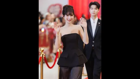 เกลิน ธัญรดี นำทีมนักแสดงซีรีส์แนวตั้ง ปานดวงใจ Signature ร่วมเดินพรมแดงงาน MAYA 