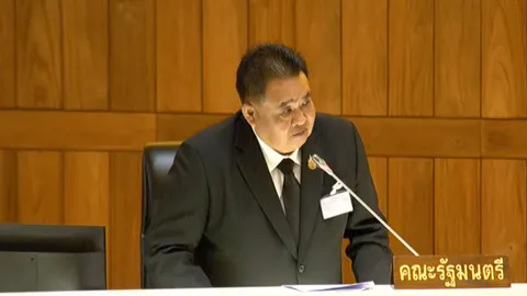 “รมต.วรโชติ” ลื่นตกเก้าอี้หลังตอบกระทู้ สส.ปชน. เจ้าตัวรีบแจงแค่เก้าอี้มันไหล (คลิป)