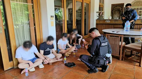 จับแก๊งจีนดำ ใช้คฤหาสน์หรู ตั้งศูนย์คอลเซ็นเตอร์ โทรลวง "ตุ๋น" ชาติเดียวกัน รวบได้ 20 คน