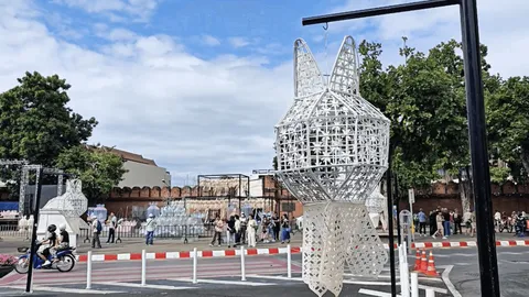 แก้ไขแล้ว "โคมยี่เป็ง" เทศบาลเชียงใหม่ หลังติดกลับหัว พร้อมเตรียมเวที จัดซุ้มไฟ