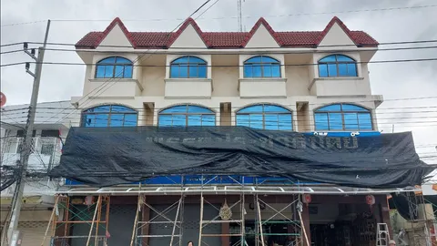 “นิพนธ์ ธาราภูมิ” เชิญตราพรรคประชาธิปัตย์ กลับขึ้นแท่นหน้าบ้านพัก ต้อนรับ “อภิสิทธิ์”นำทัพปชป.