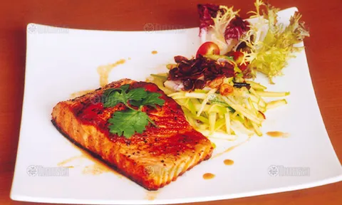 แซลมอนย่างน้ำปลาหวานแอปเปิ้ลซอส