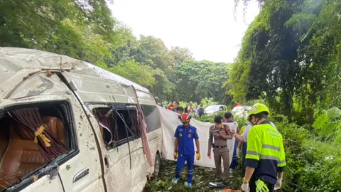 สลดรับเปิดเทอม รถตู้รับส่งนักเรียนชนเก๋ง เด็ก ม.6 ดับ 1 ศพ เจ็บ 3 ราย