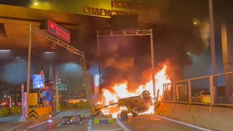 รถยนต์เสียหลักพุ่งชนแบริเออร์ พลิกคว่ำหงายท้อง ไฟลุกท่วม หน้าด่านแจ้งวัฒนะ 1