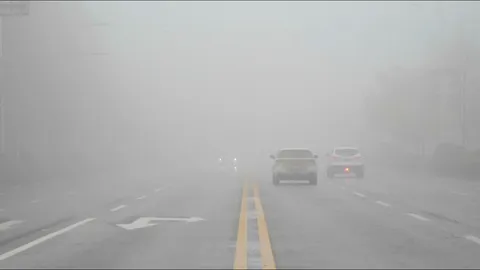 หมอกหนาทึบปกคลุมหลายมณฑลของจีน กระทบการสัญจรอย่างหนัก