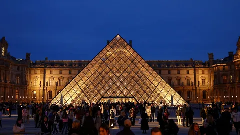 ฝรั่งเศสตั้งข้อหาหญิงวัย 38 คดีขโมยเพชรพิพิธภัณฑ์ลูฟวร์ 3.3 พันล้านบาท