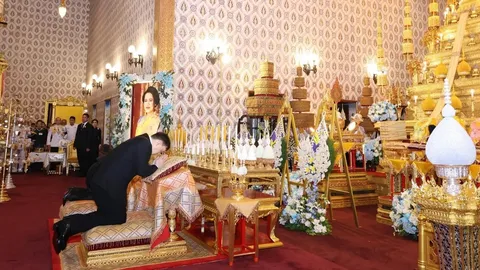 2 ล้นเกล้าเสด็จ งานพระบรมศพ “พระพันปีหลวง” พสกนิกร ฝ่าฝนเข้าสักการะ