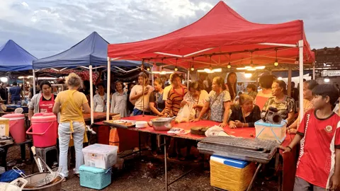 เฮลั่นตลาด แม่ค้าใจดีแจก "ไก่ทอด" เกลี้ยงร้าน หลังดวงเฮงถูกหวยรางวัลที่ 1