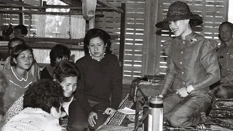 “ศิลปาชีพ” โรงเรียนชีวิต หัตถศิลป์ใต้ร่มพระบารมี