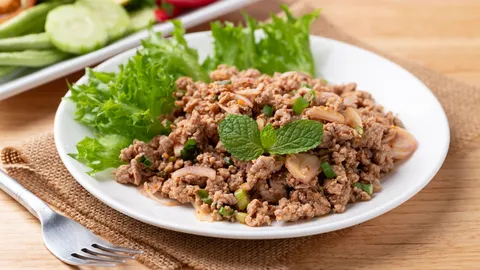 แกะสูตร ลาบหมู เมนูอีสานคลาสสิก รสชาติจัดจ้าน ถูกใจคนไทยและต่างชาติ