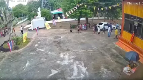 งานบุญกฐินสลด ไวยาวัจกร เข้าเกียร์ผิด รถถอยชนเด็กหญิง 7 ขวบเสียชีวิต 3 ด.ช.บาดเจ็บ