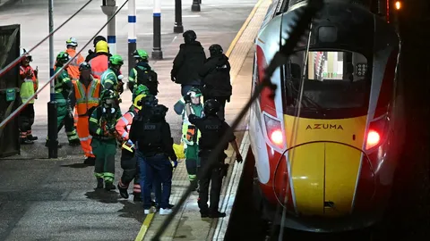 พบผู้ต้องสงสัยเพียงรายเดียว เหตุแทงคนบนรถไฟอังกฤษ จนท. รถไฟอาการวิกฤต