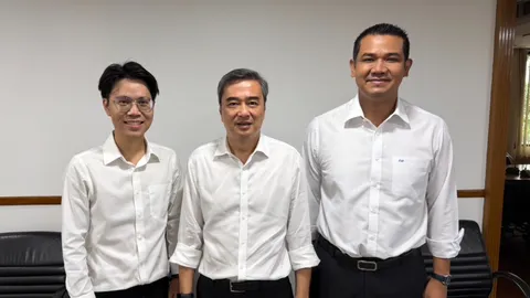 “ชัยชนะ” นำ “ภู-สิทธิพัฒน์” หลาน “ถาวร เสนเนียม” เข้า ปชป. เสนอตัวสมัคร สส.สงขลา