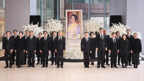 วัน แบงค็อก น้อมถวายความอาลัยเบื้องหน้าพระฉายาลักษณ์ "สมเด็จพระพันปีหลวง"