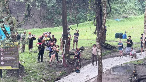 กู้ภัยเข้าช่วย 25 นักท่องเที่ยวตั้งแคมป์ ติดน้ำป่าไหลหลาก ต้องไต่เชือกข้ามกลับ