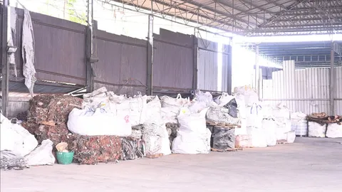 “ชุดเต็มเหนี่ยว” ตรวจโรงงานรีไซเคิล เมืองแปดริ้ว พบหลายข้อบกพร่อง สั่งปิดโรงงานให้ปรับปรุง