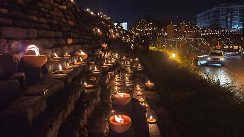 นักท่องเที่ยวตื่นตาตื่นใจ "ผางประทีป" กว่า 3 หมื่นดวง สว่างไสวทั่วเมืองเชียงใหม่