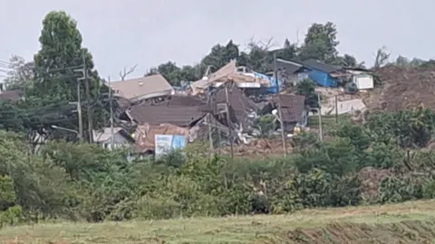 ภูเขาดินทิ้ง เหมืองแม่เมาะ สไลด์ลงมาถล่มทับออฟฟิศ-บ้านพัก พังเสียหายหลายหลัง