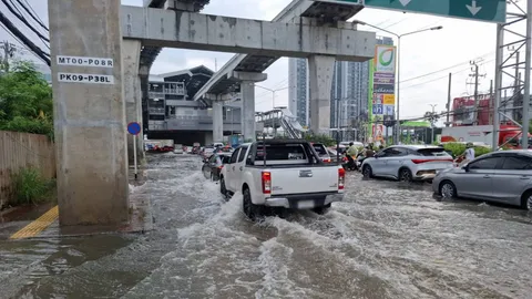 ถนนแจ้งวัฒนะ เช้านี้ยังอ่วม มี "น้ำท่วมขัง" รอการระบาย หลายจุดรถติดหนัก