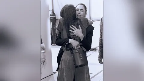 "ชมพู่ อารยา" ตื้นตันในพระเมตตา กอดถวายเจ้าฟ้าสิริวัณณวรี นารีรัตนราชกัญญา