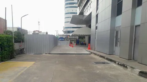 เปิดใช้แล้ว ทางลาดชั่วคราว หน้าตึกทีปังกรรัศมีโชติ รพ.วชิรพยาบาล