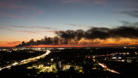 เครื่องบินขนส่ง UPS ไถลใกล้รันเวย์เกิดไฟลุกไหม้รุนแรง หลังทะยานขึ้นจากสนามบินหลุยส์วิลล์ สหรัฐฯ 