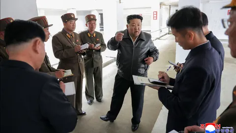 "คิม จองอึน" เดือด ตรวจการก่อสร้างโรงงานผลิตอุปกรณ์การศึกษาสร้างล่าช้า สั่งเร่งให้เสร็จภายในปีนี้