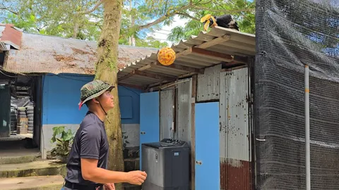 คลิปนกเงือกแสนรู้ โชว์เดาะตะกร้อ กับเจ้าหน้าที่ทหาร