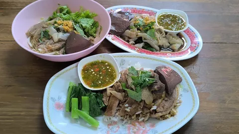 โตเป็ดตุ๋น ร้านเด็ดใช้เป็ดไซส์ยักษ์ ตุ๋นสมุนไพรจีน เนื้อนุ่ม ตำนาน 18 ปีที่พิษณุโลก