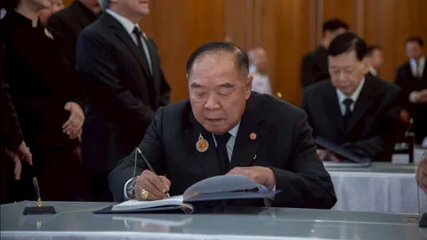 “บิ๊กป้อม” นำคณะผู้บริหารพรรคพลังประชารัฐ ลงนามถวายความอาลัย “สมเด็จพระบรมราชชนนีพันปีหลวง”