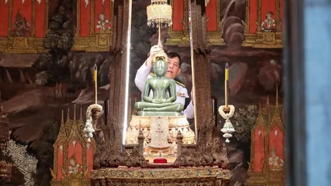 "ในหลวง-พระราชินี" ทรงเปลี่ยนเครื่องทรงฤดูฝนเป็นฤดูหนาว "พระแก้วมรกต"