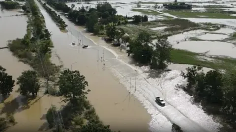 สุโขทัย น้ำล้นสปิลเวย์ ท่วมถนนบายพาส สูง 50 ซม. ปิดถนนห้ามสัญจร