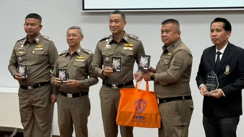 "รอง ผบก.น.9" พร้อมคณะ รับรางวัลชนะเลิศ โครงการส่งเสริมความปลอดภัยในเด็กและเยาวชน