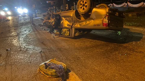 นาทีไล่สกัด กระบะลอบขนยาไอซ์ ยิงปืนใส่ จนท. เปิดทางหนี ก่อนเสียหลักพลิกคว่ำ