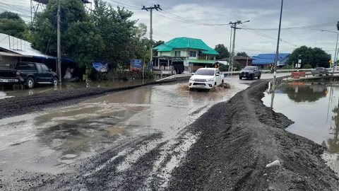 ช่วยผู้ประสบภัยน้ำท่วม กรมทางหลวงชนบท นำรถบรรทุกน้ำบริการ ทำคันกั้นน้ำ สั่งเฝ้าระวังต่อเนื่อง