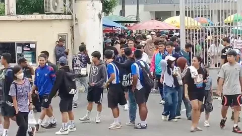 หมอนทองวิทยา เตือนเสื้อบอลปลอมระบาด ขณะที่กองเชียร์ล้นสนามศุภชลาศัย ลุ้นรอบชิงชนะเลิศ