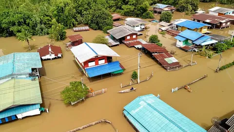 เจ้าพระยาล้น หลายจังหวัดจม น้ำทะเลหนุนสูง “ลุ่มน้ำ” วิกฤติ เสริม-คันกั้น
