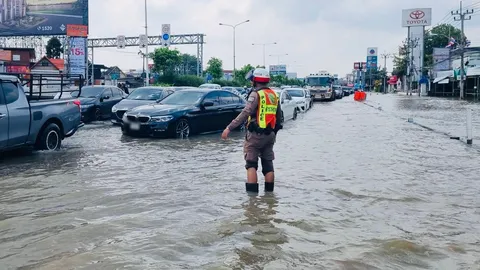 ถนนนครอินทร์-พระราม 5 น้ำท่วมสูงกว่า 50-60 ซม. เตือนรถเล็ก-รถไฟฟ้าไม่ควรวิ่งผ่าน