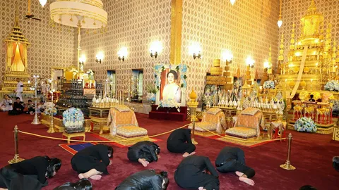 ทั่วทิศหลั่งไหล ถวายสักการะ กราบพระบรมศพ เบื้องหน้าพระโกศ "สมเด็จพระพันปีหลวง"