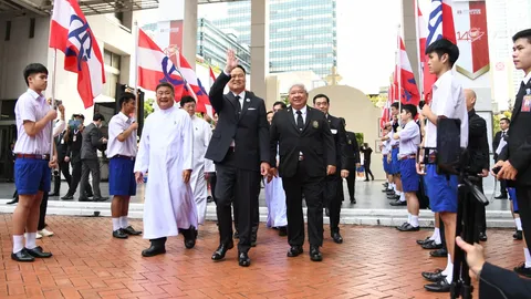 “อนุทิน” คืนถิ่นเก่า รร.อัสสัมชัญบางรัก น้องๆ รุมกรี๊ดถามวิธีได้เป็นนายกฯ